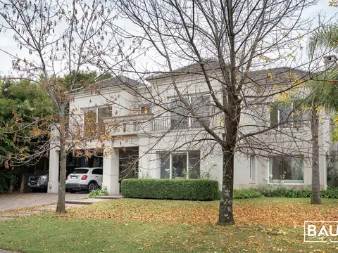 Casa 8 ambientes con 5 baños