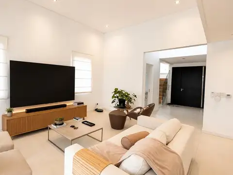 Casa en Alquiler con 2 cocheras