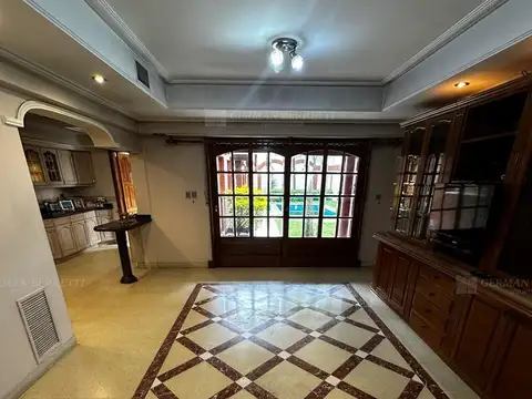 Casa en Alquiler con 2 cocheras