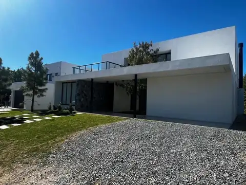 Casa venta de 6 ambientes con vista a la laguna - Barrio Ecuestre - Costa Esmeralda