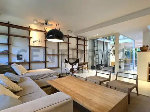 Casa en Venta con 2 cocheras