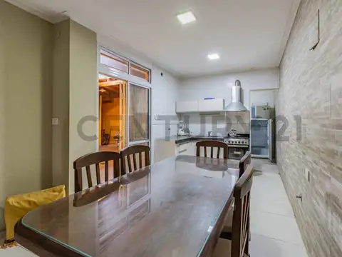 Casa en Venta con 2 cocheras