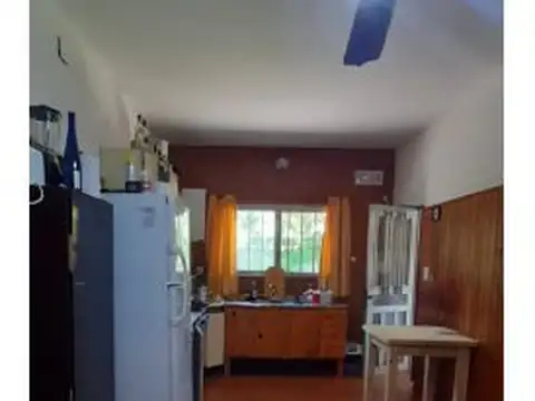 Casa 11 ambientes con 2 baños