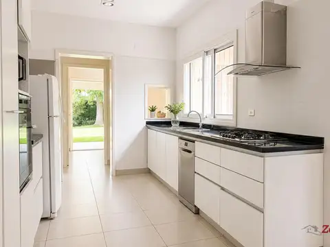 Casa en Venta con 2 cocheras