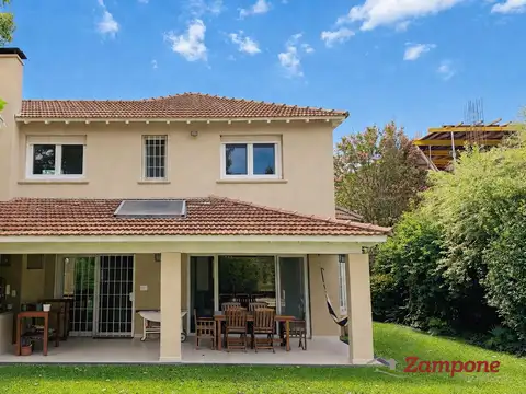 Venta Casa 9 ambientes en San Isidro con gran Jardín, Pileta, Parrilla y galería. Apto Crédito!