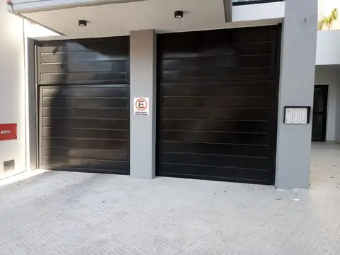 VENTA COCHERA CUBIERTA EN PB A ESTRENAR