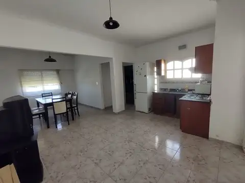 Casa 4 ambientes en venta en La Plata con cochera