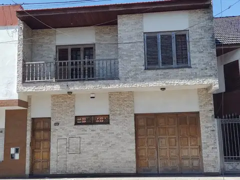 Casa 4 ambientes en venta en La Plata con cochera