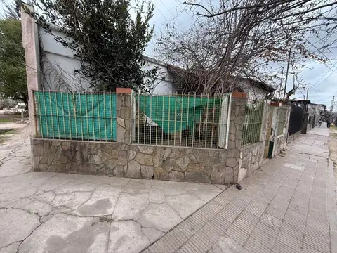 Casa tipo 3 ambientes con cochera y pequeño quincho