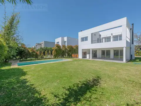 3 DORMITORIOS y AREA DE SERVICIO. ACEPTA LOTE EN PARTE DE PAGO.