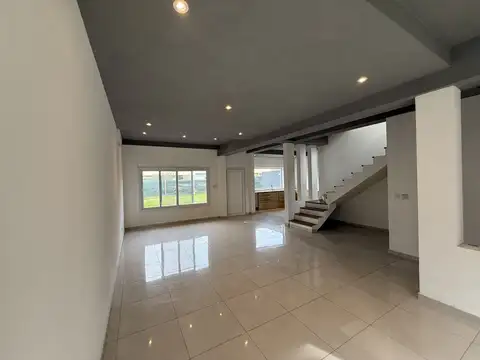 Casa en Alquiler con 2 cocheras