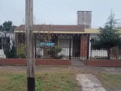 Casa 5 ambientes con 1 baño