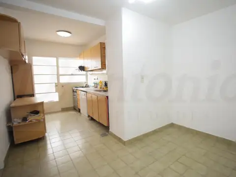 Departamento de 4 Ambientes con Dependencia, Cochera Fija y Baulera – Excelente Ubicación