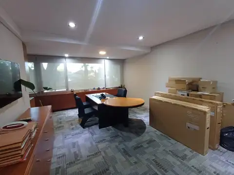 Oficina 8 ambientes con 6 baños