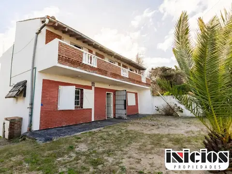 Hogar con balcones al mar y vegetación - C348