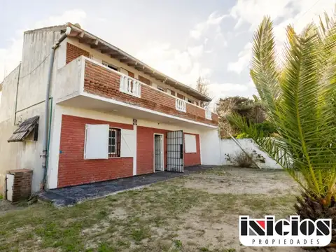 Hogar con balcones al mar y vegetación - C348