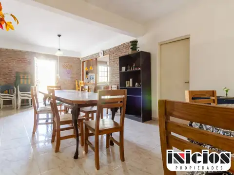 Hogar con balcones al mar y vegetación - C348