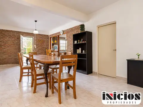 Hogar con balcones al mar y vegetación - C348