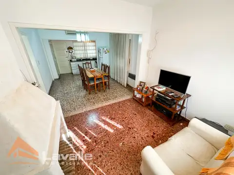 Casa 4 ambientes con 2 baños