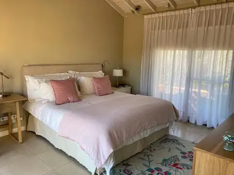 Casa en Alquiler con 1 cochera