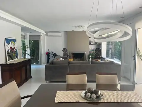 Casa 5 ambientes con 4 baños