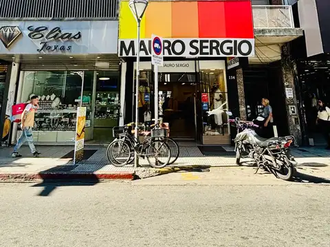 Piso único al frente , Centro moron.- Sin expensas.-
