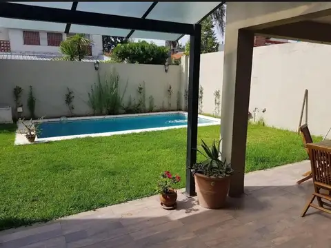 VENTA – CHALET DE 5 AMBIENTES EN 2 PLANTAS CON JARDÍN Y PILETA