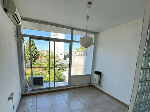 Charlone 1100, Piso 3