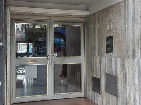 EXCELENTE DEPARTAMENTO DE 2 AMBIENTES MUY LUMINOSO CON TODOS LOS MEDIOS DE TRANSPORTE, !! MUY BONITO