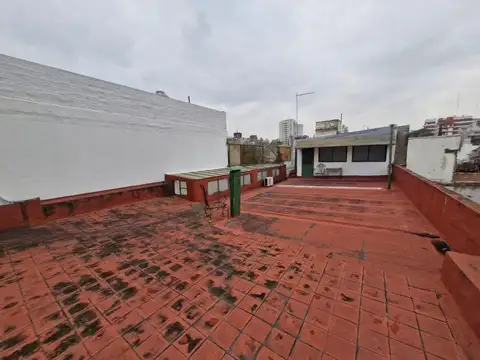 Excelente Casa 5 Ambientes sobre lote propio Cochera Parrilla Jardin y Terraza