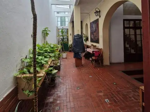 Excelente Casa 5 Ambientes sobre lote propio Cochera Parrilla Jardin y Terraza