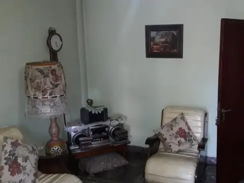 CASA AMPLIA CON LOCALES A LA VENTA