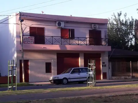 CASA AMPLIA CON LOCALES A LA VENTA