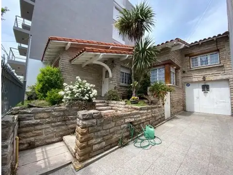 Chalet 4Amb con garage y patio con parrilla