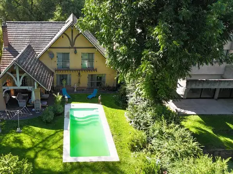 Casa en Venta con 2 cocheras