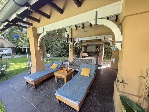 Casa 6 ambientes con 4 baños