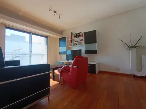 Departamento 4 ambientes al frente con dependencia balcon cochera baulera