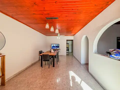 Casa 7 ambientes con 2 baños