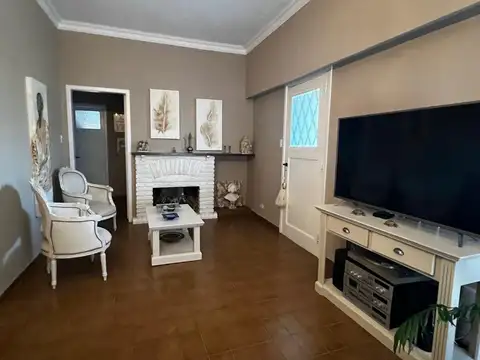 Casa 6 ambientes con 2 baños