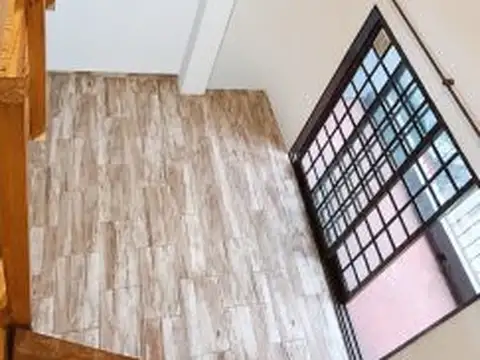 Monoambiente tipo loft con entrepiso y balcón al frente en Flores