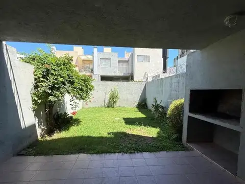 Casa en Alquiler con 2 cocheras