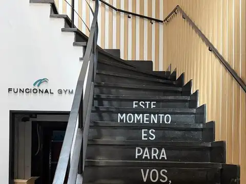 Venta- Oficina con entrada independiente - Esquina completa