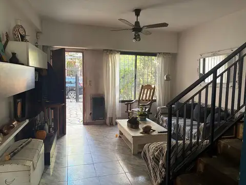 Casa 4 ambientes con 2 baños