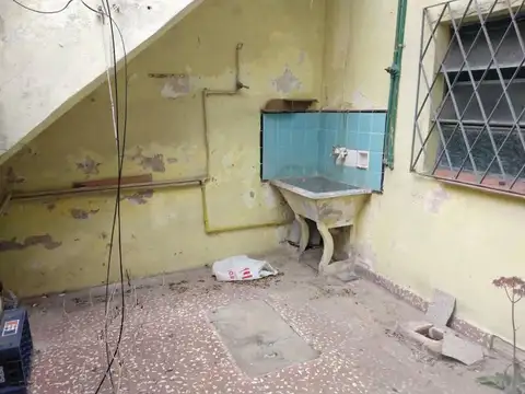 Excelente propiedad con 3 departamentos, 2 cocheras y un local