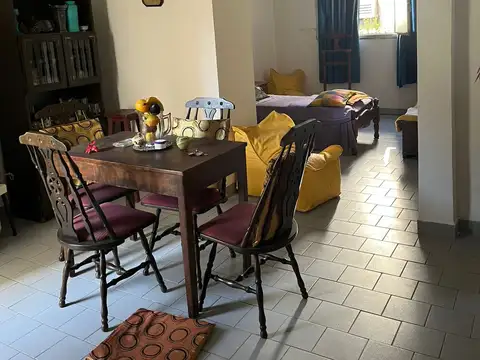 DEPARTAMENTO MONOAMBIENTE DIVIDIDO, PRIMER PISO POR ESCALERA AL FRENTE, MUY LUMINOSO 