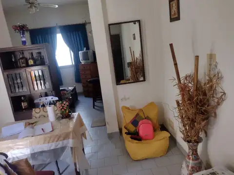 DEPARTAMENTO MONOAMBIENTE DIVIDIDO, PRIMER PISO POR ESCALERA AL FRENTE, MUY LUMINOSO 