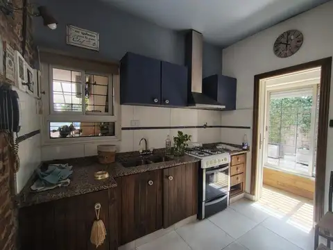 Casa 4 ambientes con 2 baños