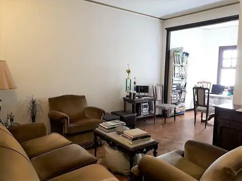 Dpto. 3 ambientes invertido a la calle con balcón. Reciclado.