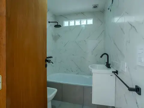 Casa 4 ambientes con 2 baños