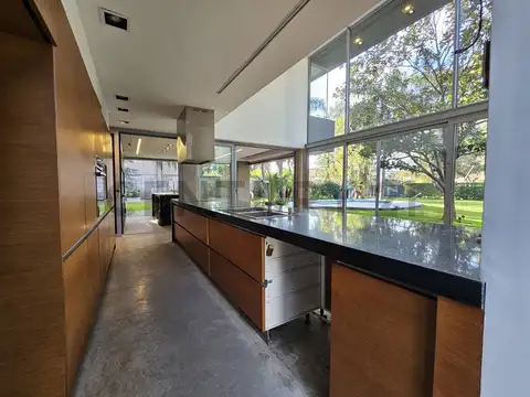 Casa en Venta con 3 cocheras